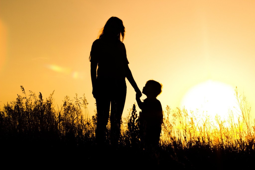 mother-son-sunset-sun-silhouettes-1024×683